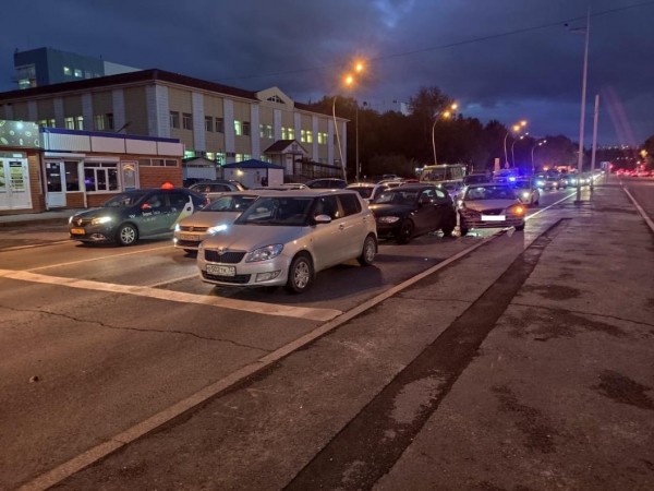 Мама с ребенком пострадали в аварии на улице Мельникайте