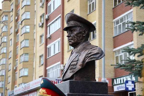 
&laquo;Никто, кроме нас&raquo;
