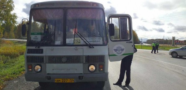 Молодого водителя без прав остановили инспекторы у одной из тюменских школ  