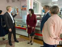 Школам - зачет: федеральный инспектор проверил, чем и как кормят начальные классы Тюмени и Тюменского района