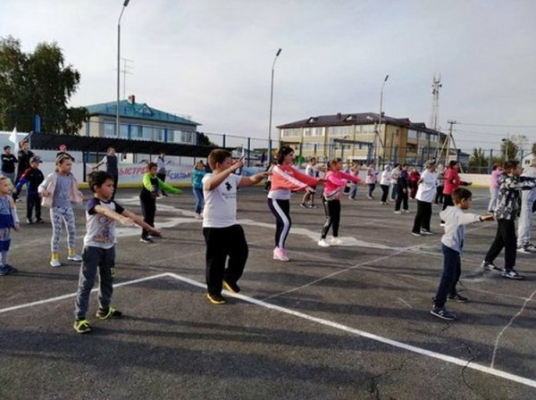 Школьники Тюменского района вышли на зарядку с чемпионами области 