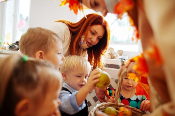 Александр Моор поздравил работников сферы дошкольного образования с праздником