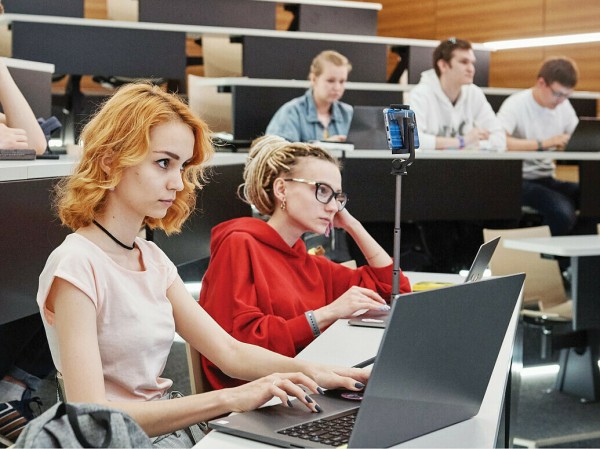 Александр Моор поздравил тюменских студентов с Днем знаний