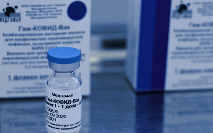 Александр Моор поставил себе вакцину от ковида