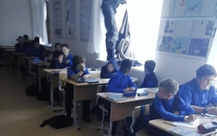 Александр Моор поручил провести проверку в школе, где детей &laquo;захватили&raquo; в заложники