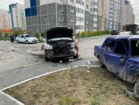 "Жигули" и Hyundai не поделили двор на улице Широтной в Тюмени