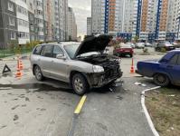 "Жигули" и Hyundai не поделили двор на улице Широтной в Тюмени