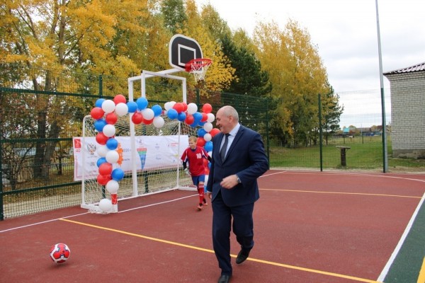 Школьники Тобольского района получили новую спортплощадку