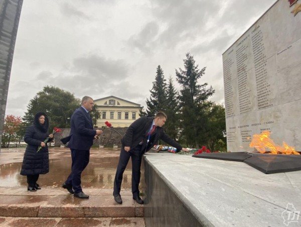 Представители зарубежных государств возложили цветы к Вечному огню в Тюмени