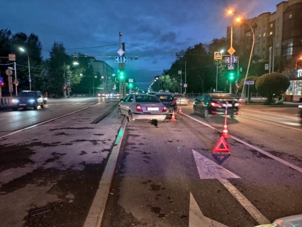 Мама с ребенком пострадали в аварии на улице Мельникайте