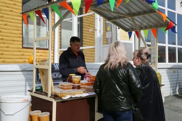 Жители Тобольска покупали на ярмарке картофель, мясо и свежие овощи