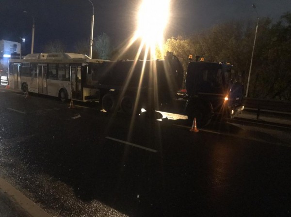 В Тюмени водителя зажало между грузовиком и автобусом