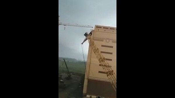 СК возбудил дело после падения трех башенных кранов в Тюмени