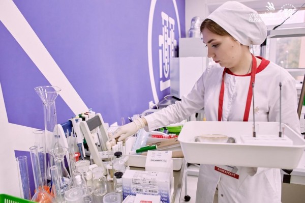 Губернатор поздравил сотрудников системы профобразования с юбилеем