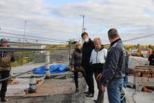 Депутат гордумы разбирается с затоплением квартиры в своем избирательном округе Депутат гордумы разбирается с затоплением квартиры в своем избирательном округе