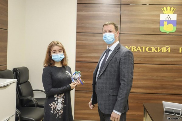 Служебное жилье получают уватские молодые педагоги 