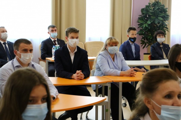 
Сегодня глава города Тюмени Руслан Кухарук вручил нагрудные значки стипендиатам.
