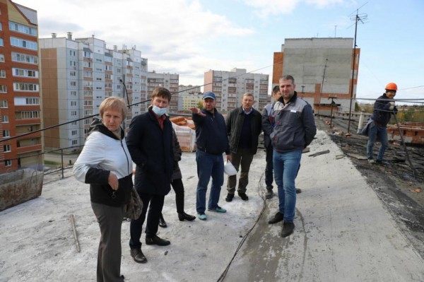 Депутат гордумы разбирается с затоплением квартиры в своем избирательном округе Депутат гордумы разбирается с затоплением квартиры в своем избирательном округе