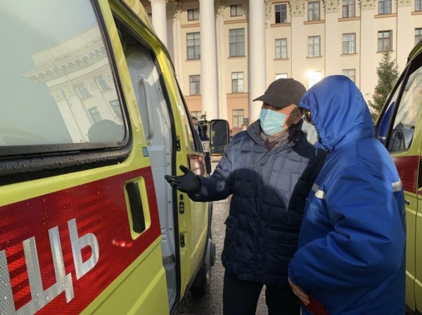 Тринадцать новых спецмашин передал Александр Моор службе скорой помощи Тринадцать новых спецмашин передал Александр Моор службе скорой помощи