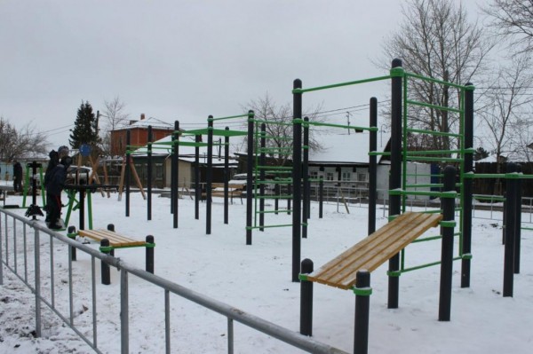 В старой Зареке появилась современная спортплощадка