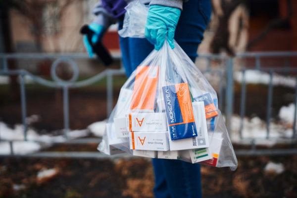 Работники социальных служб Тюменской области доставляют лекарства на дом Работники социальных служб Тюменской области доставляют лекарства на дом