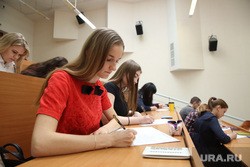 Тюменские власти отменили губернаторские стипендии