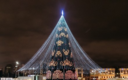 &laquo;Сладкая елка&raquo;, хрустальные деревья и необычные арт-объекты: новогодний наряд Тюмени в деталях 