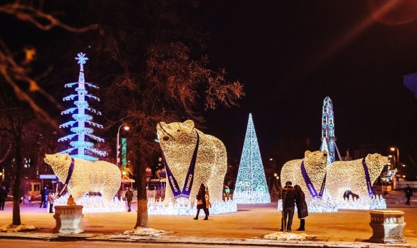 &laquo;Сладкая елка&raquo;, хрустальные деревья и необычные арт-объекты: новогодний наряд Тюмени в деталях 