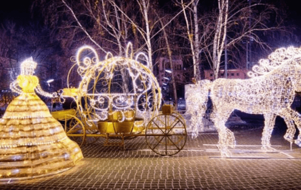 &laquo;Сладкая елка&raquo;, хрустальные деревья и необычные арт-объекты: новогодний наряд Тюмени в деталях 