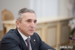 Рейтинг тюменского губернатора упал на пять пунктов за месяц. В соцсетях Моора чаще ругают