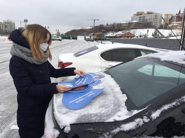 Тюменцы поддержали врачей, борющихся с COVID-19, наклейками на автомобилях