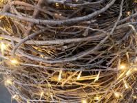 Гостей тюменского "Космоса" встречает елка из веток деревьев