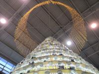 Елку из 800 стеклянных банок установили на тюменском рынке