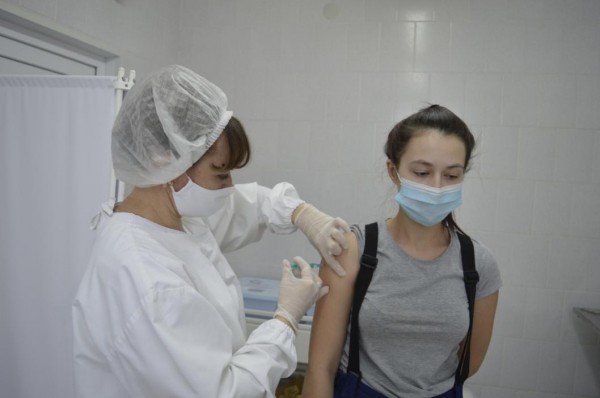 Медики и учителя Ишима поставили прививку вакциной "Спутник V"