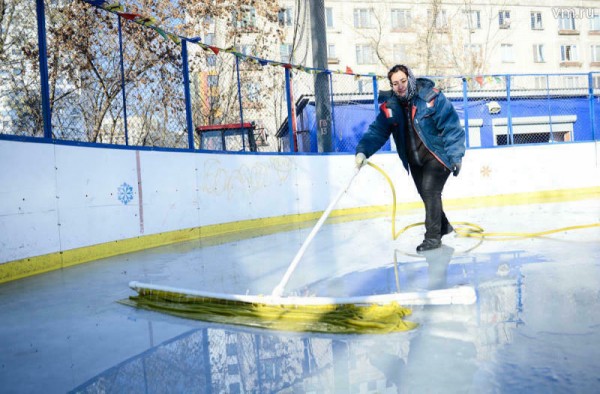 В Тюменском районе начали заливать катки и корты