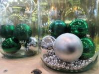 Елку из 800 стеклянных банок установили на тюменском рынке