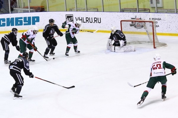 ХК "Тюменский легион" уступил лидеру чемпионата