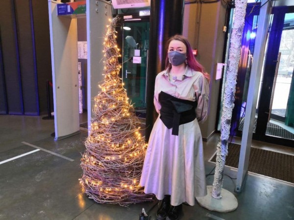 Гостей тюменского "Космоса" встречает елка из веток деревьев