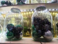 Елку из 800 стеклянных банок установили на тюменском рынке