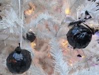 Гостей тюменского "Космоса" встречает елка из веток деревьев