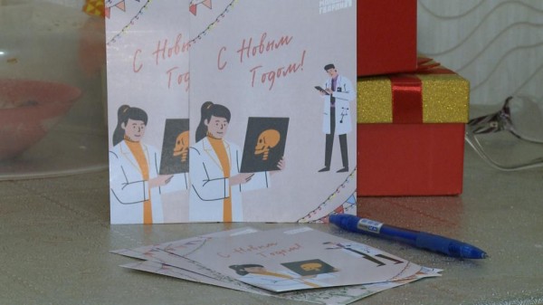 Тюменским врачам из красной зоны подарили варежки от бабушек