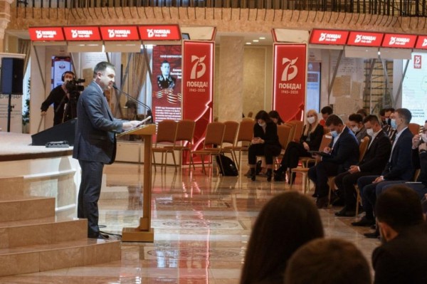 Зачем увеличивать предельный возраст молодежи, обсудили эксперты в Тюмени