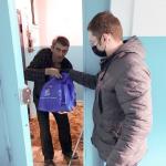 В Тобольске волонтерский центр помогает горожанам с лекарствами и продуктами 