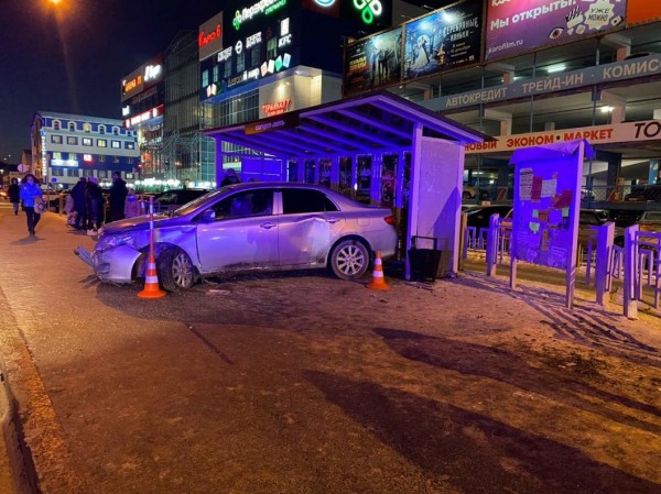 Три человека пострадали в ДТП у автобусной остановки в Тюмени
