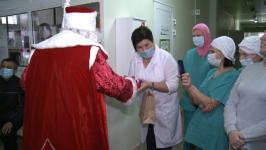 Тюменским врачам из красной зоны подарили варежки от бабушек