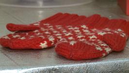 Тюменским врачам из красной зоны подарили варежки от бабушек