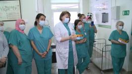 Тюменским врачам из красной зоны подарили варежки от бабушек