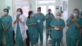 Тюменским врачам из красной зоны подарили варежки от бабушек