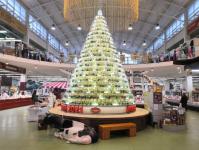 Елку из 800 стеклянных банок установили на тюменском рынке