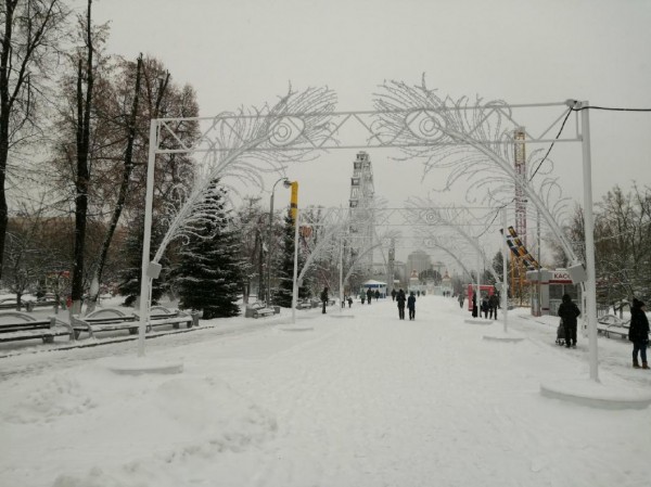 В Тюмени на Цветном бульваре начали строить ледовые горки В Тюмени на Цветном бульваре начали строить ледовые горки
